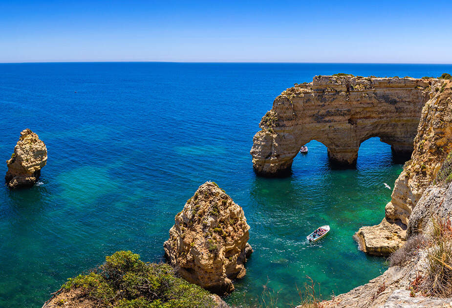 Nyd vintersolen på Algvarvekysten i portugal 