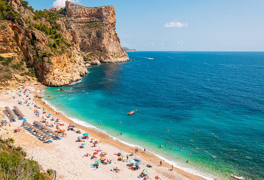 Nyd de brede sandstrande i Spanien