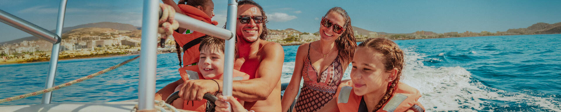 Familie sejler i en båd sydpå