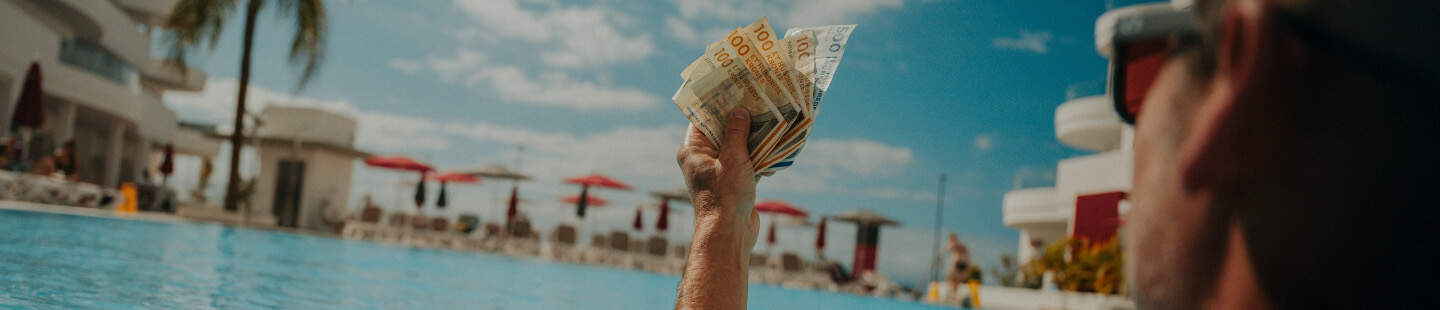 Mand holder en håndful danske kontanter