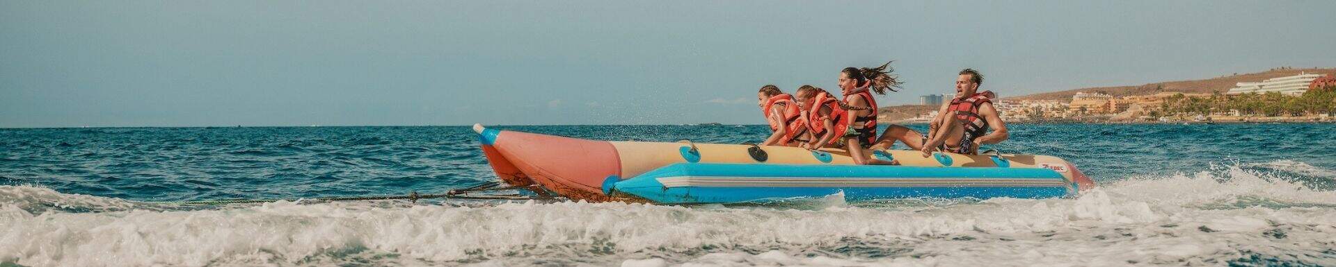familie på bananbåd