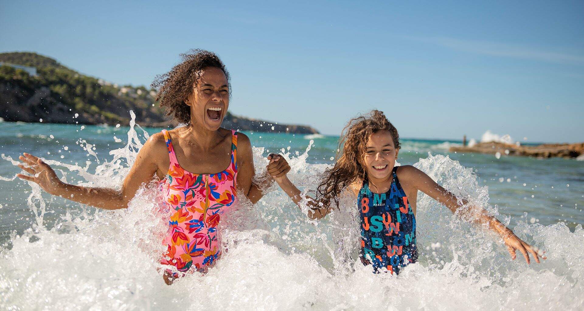 Glad familie der bader i middelhavet på deres ferie med vandland