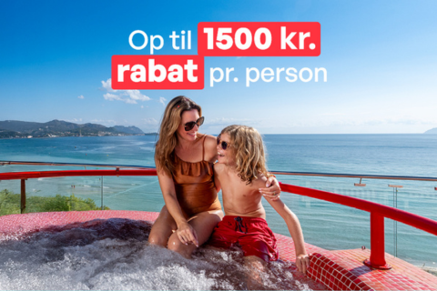 Kvinde i badedragt og dreng i badebukser på kanten af en pool