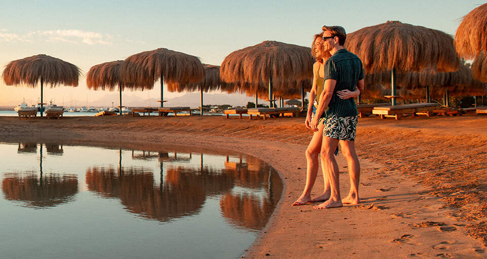 Et par på en strand i egypten på vinterferie