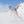 Snowboarder der er faret vild i en sky af sne