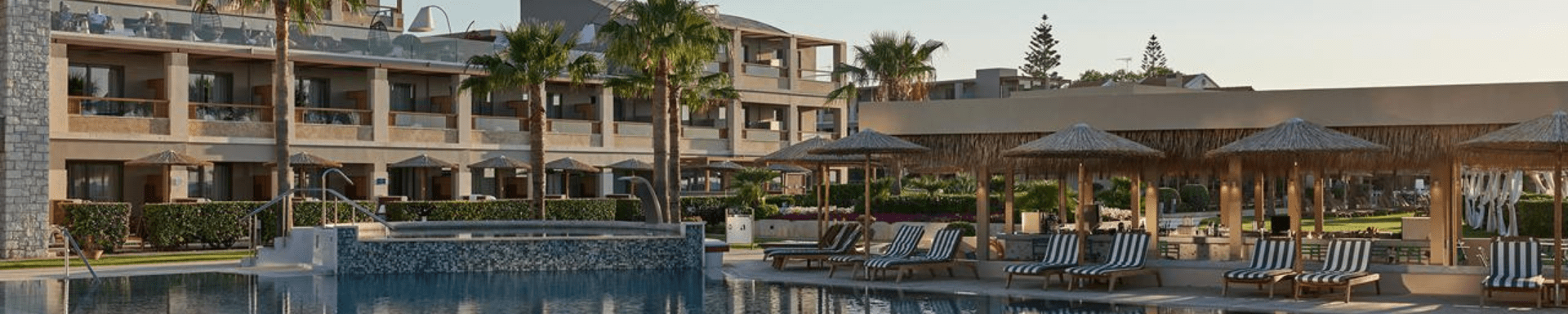 Lækkert poolromåde ved solnedgang på et Atlantica hotel