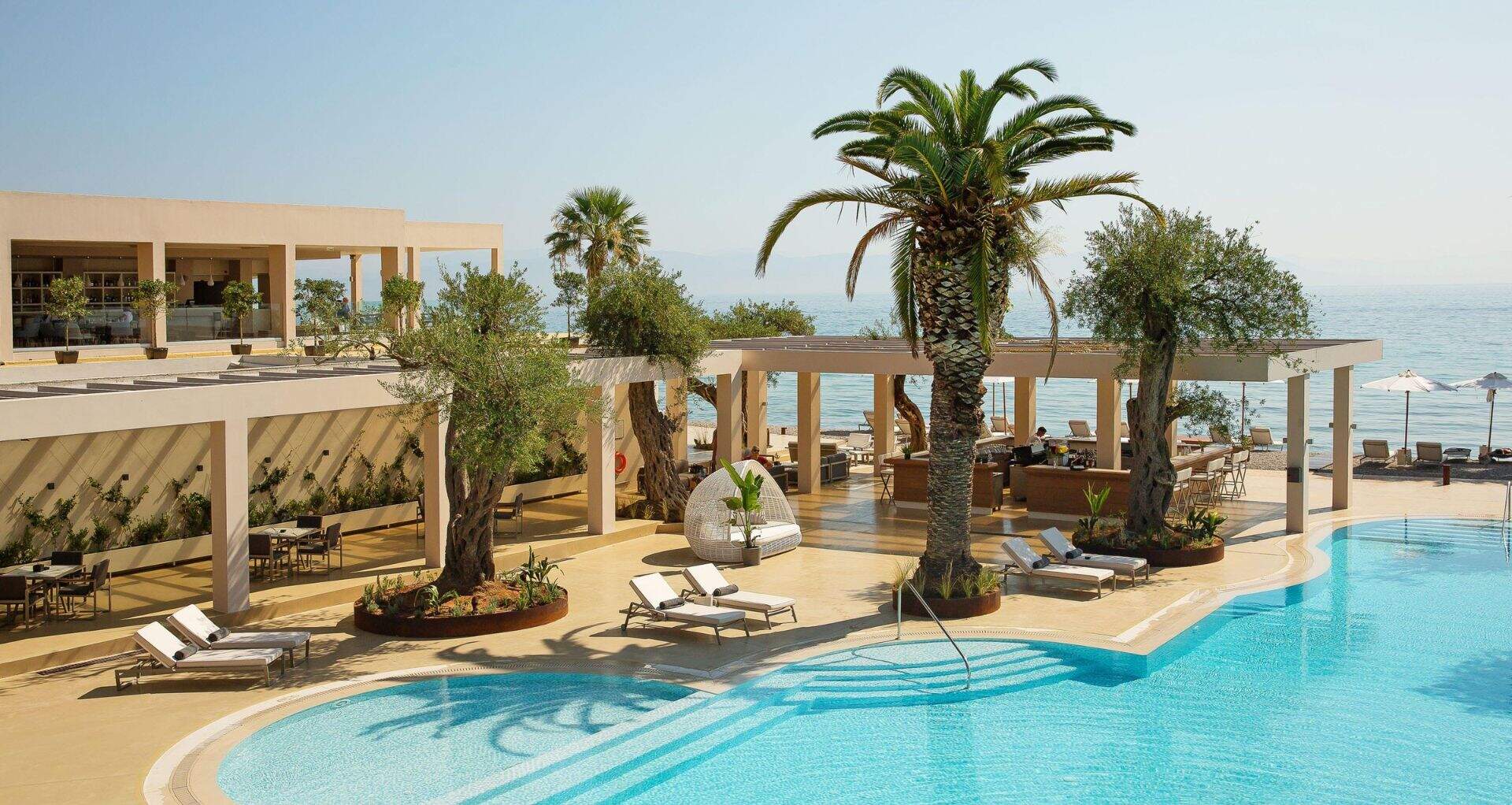 Det smukke poolområde hos Domes Miramare med udsigt over de ægæiske hav