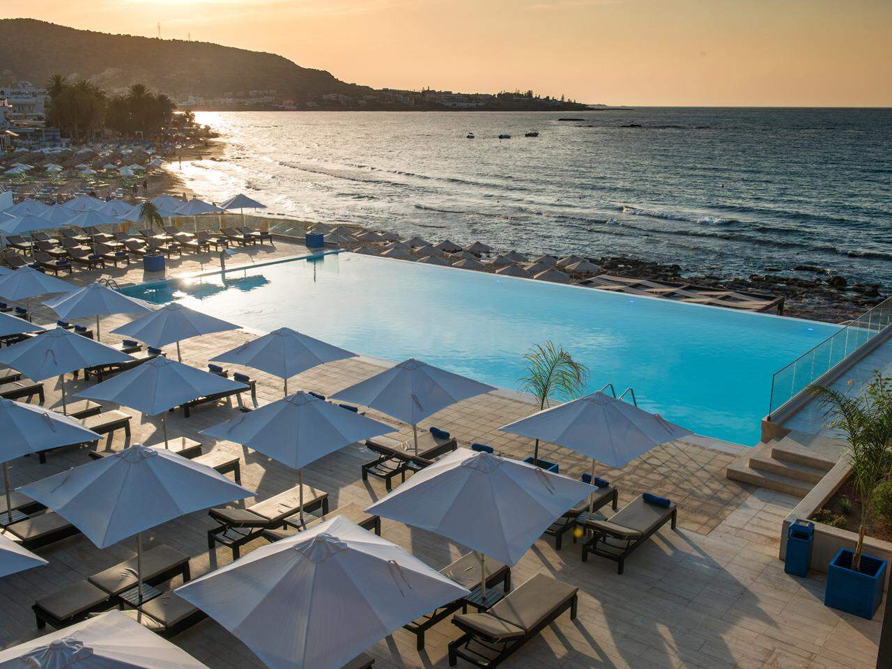 Solnedgang over pool ved I Resort Beach Hotel og Spa