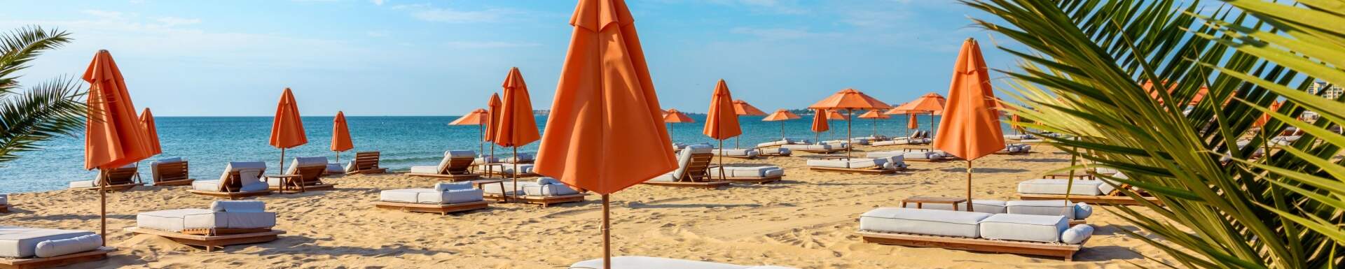 Røde parasoller på strand i Bulgarien