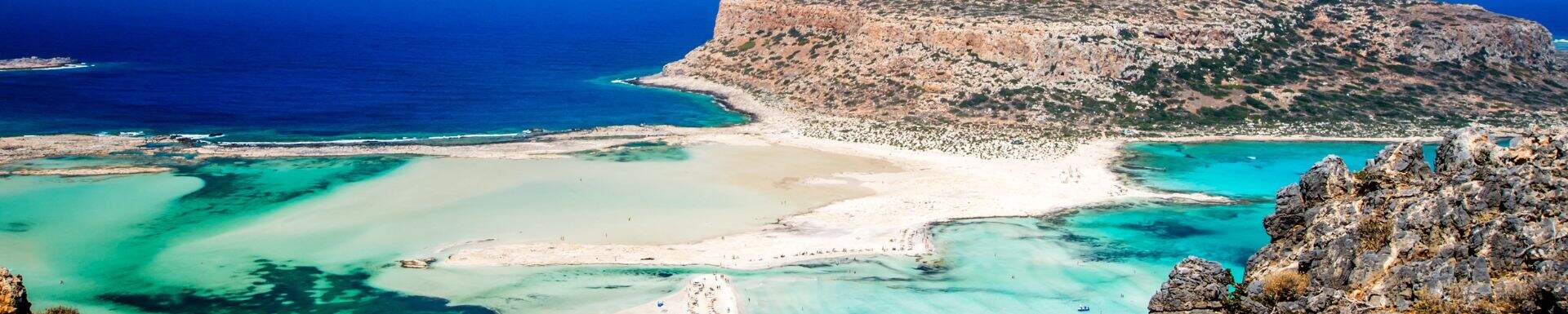 Kretas kystlinje med krystalblåt vand og klipper og bjerge