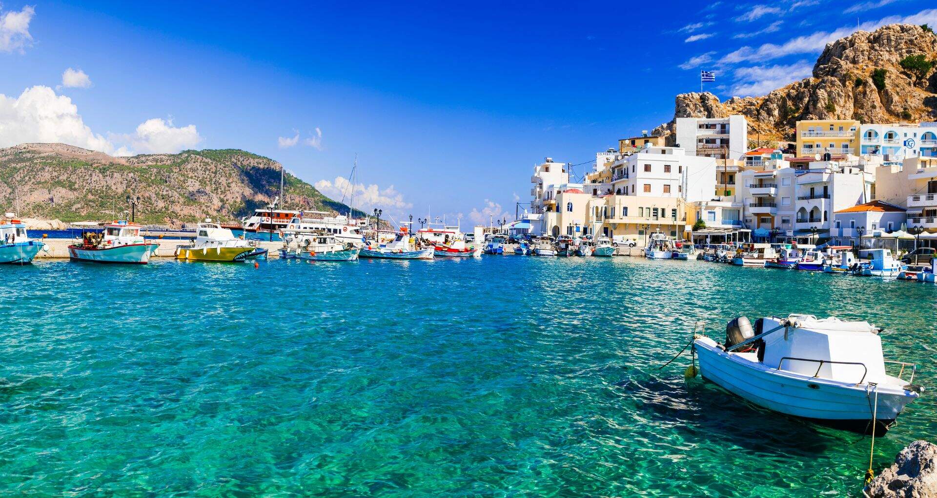 Smuk havnebugt i Pigadia Village i Karpathos - Perfekt til en afslappet, kulturel ferie