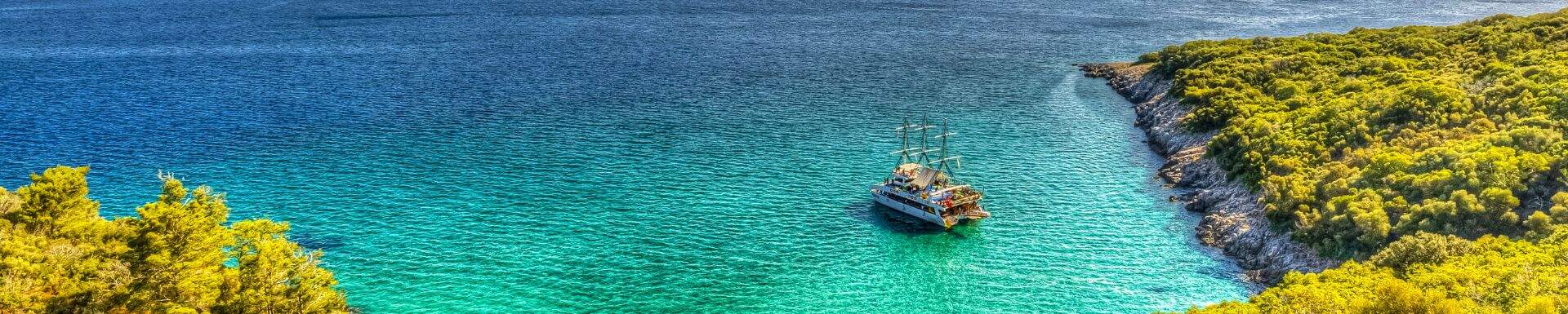 båd i vandet i kusadasi